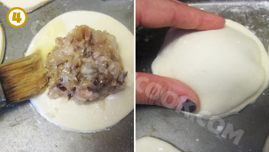 Quết trứng ở viền bột và đặt một lớp bột lên trên