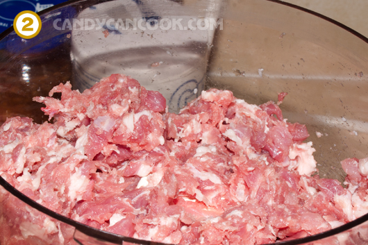 Băm thịt hoặc dùng máy xay thịt để chuẩn bị ướp làm chả băm
