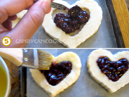 Cho mứt raspberry vào giữa bánh quy đã cắt theo hình mong muốn