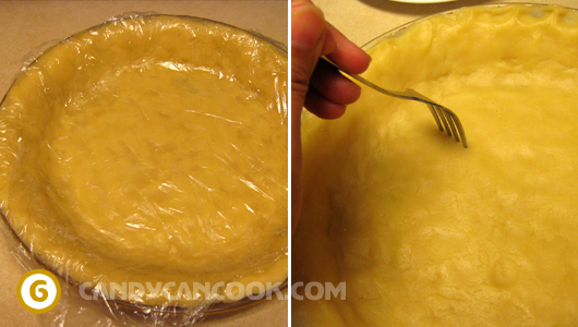 Dùng dĩa xiên đế bánh trước khi cho vào lò nướng