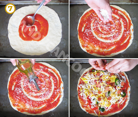Cách rắc các nguyên liệu topping lên đế Pizza để chuẩn bị nướng
