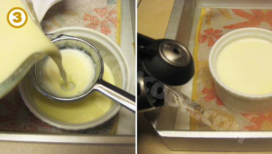 Đổ hỗn hợp kem vào khuôn và đổ nước nóng vào khay nướng