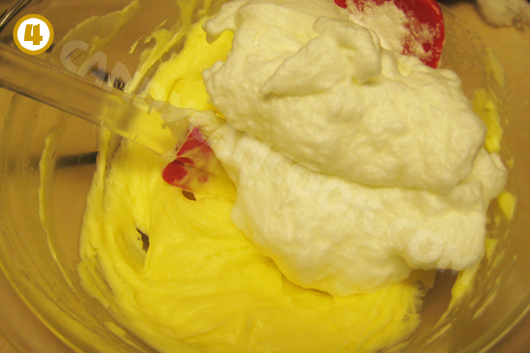 Trộn lòng trắng trứng đã đánh vào hỗn hợp kem