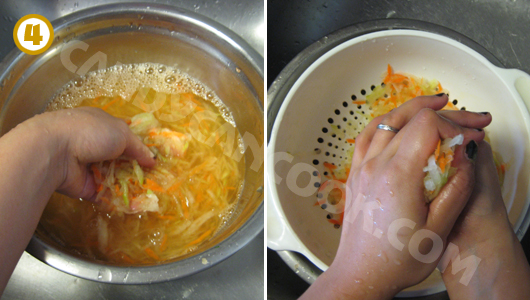 Rửa đu đủ và cà rốt đã trộn muối rồi vắt kiệt nước