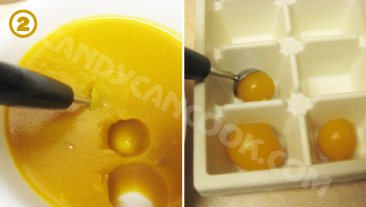 Để thạch "trứng muối" xoài đông rồi lấy thìa nhỏ múc ra thành hình trứng muối