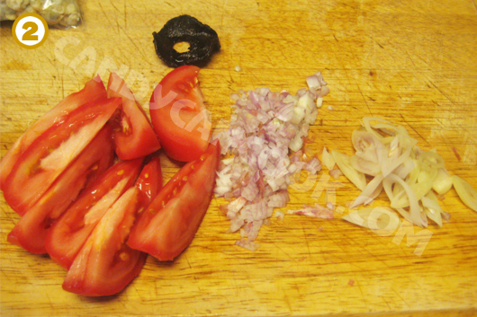 Thái, bắm chuẩn bị sẵn các nguyên liệu nấu canh hến chua