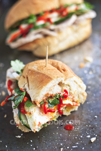 Hãy cắn, nhai chậm một miếng bánh mỳ để cảm nhận sự tinh tế của ẩm thực Việt