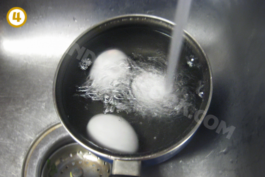 Xả trứng với nước lạnh cho nguội rồi bóc vỏ