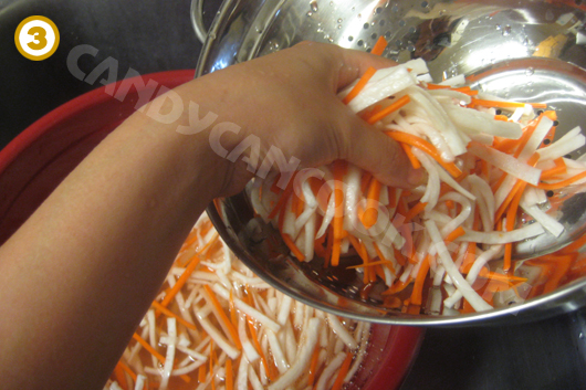 Rửa sạch củ cải, cà rốt với nước khoảng 2-3 lần