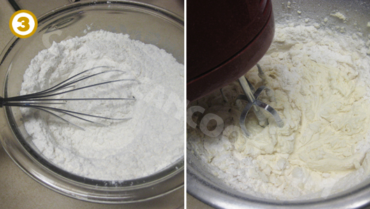 Trộn và đánh nguyên liệu khô cùng hỗn hợp bơ