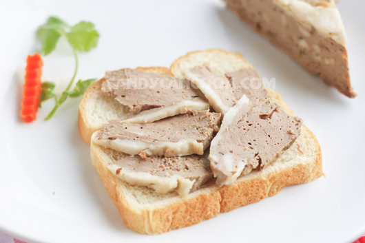 Ba-tê (pate) gan lợn hấp dẫn cùng bánh mỳ