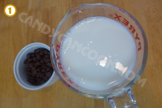 Nguyên liệu pha ca cao nóng đơn giản: sữa tươi và chocolate chips