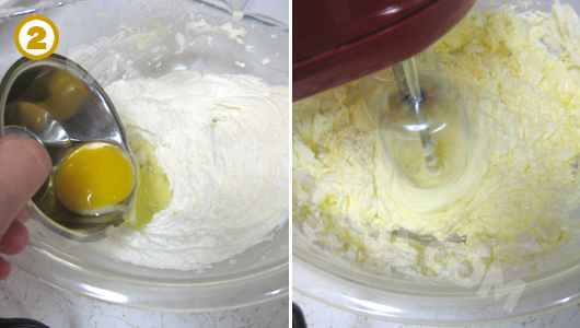 Đánh từng quả trứng và vanilla vào cho tới khi mịn màng như kem