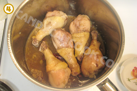 Rang gà cho tới khi gà chín mềm và các nguyên liệu hoà quện