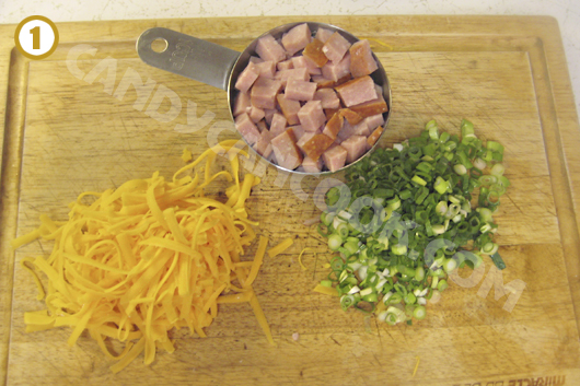 Cắt thái chuẩn bị: thịt nguội (ham), phô mai (cheddar cheese) và hành tươi
